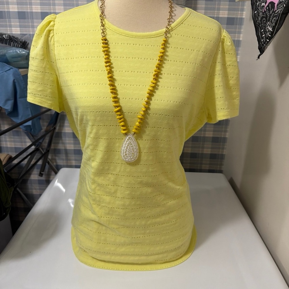 Yellow spring blouse with Plunder necklace